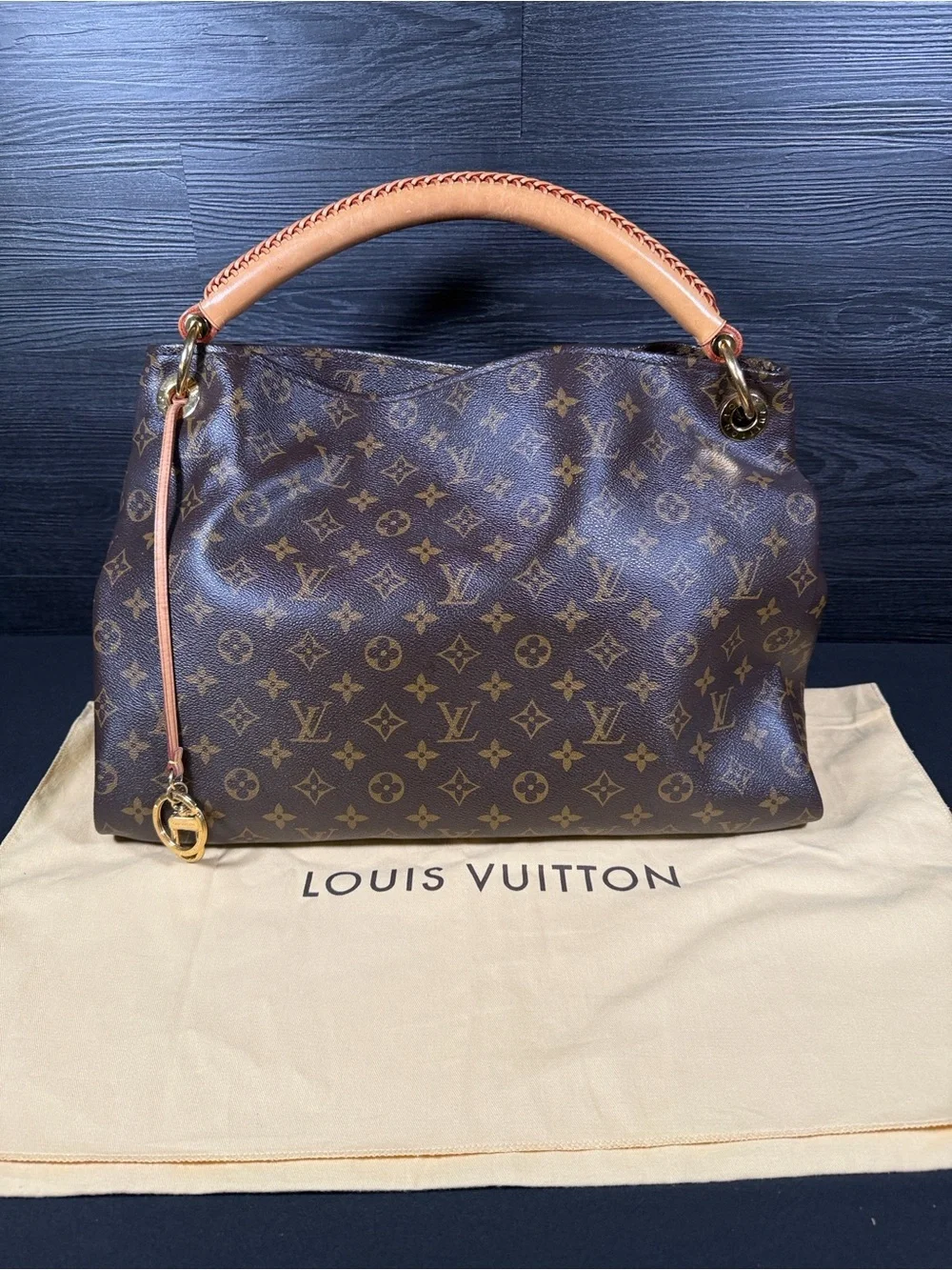 ✨ 100% Authentic Louis Vuitton Artsy MM Monogram ✨